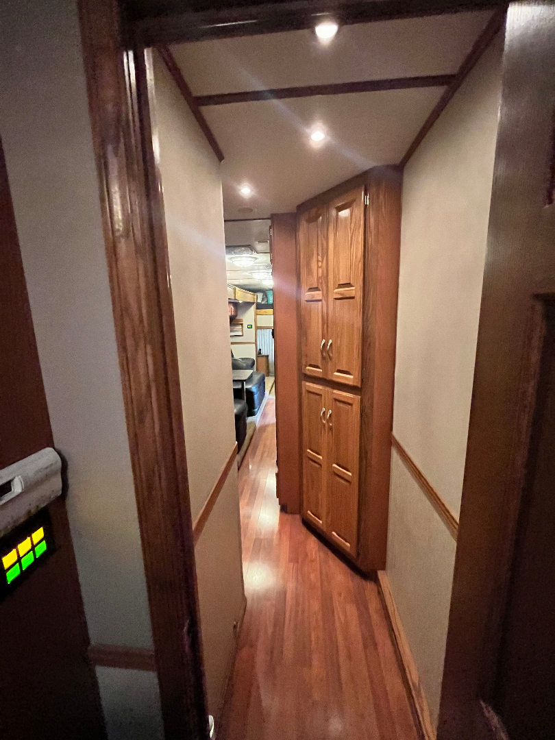 Used 2010 Showhauler 45’ Tandem Axle Motorcoach