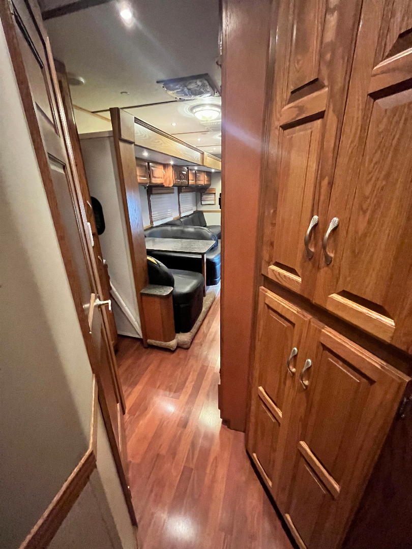 Used 2010 Showhauler 45’ Tandem Axle Motorcoach