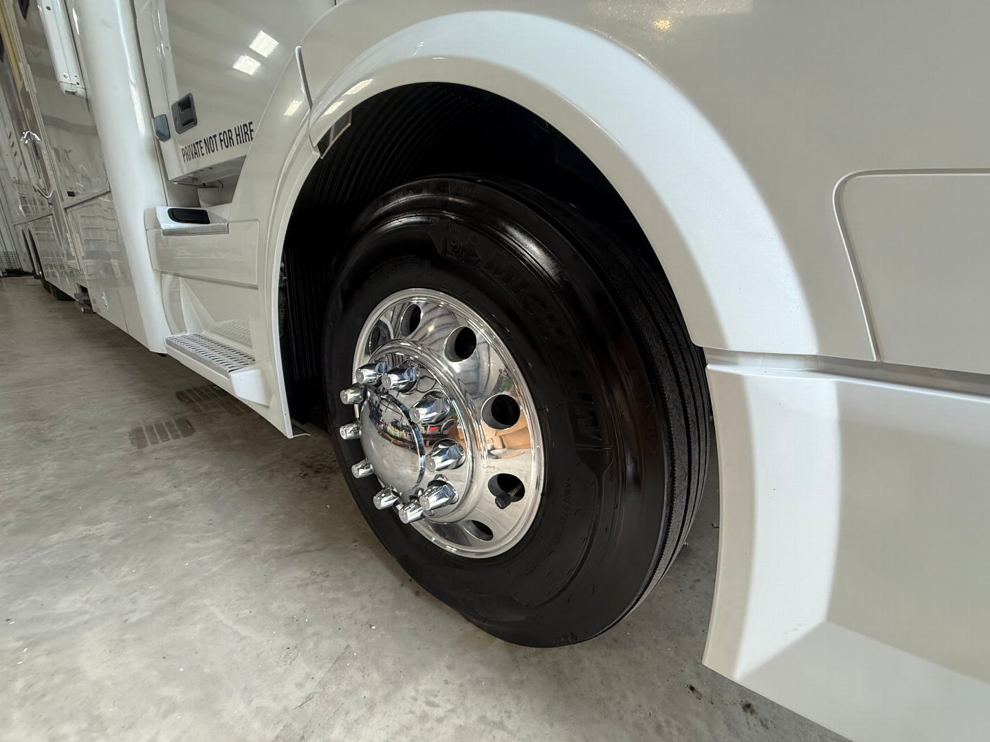 Used 2010 Showhauler 45’ Tandem Axle Motorcoach