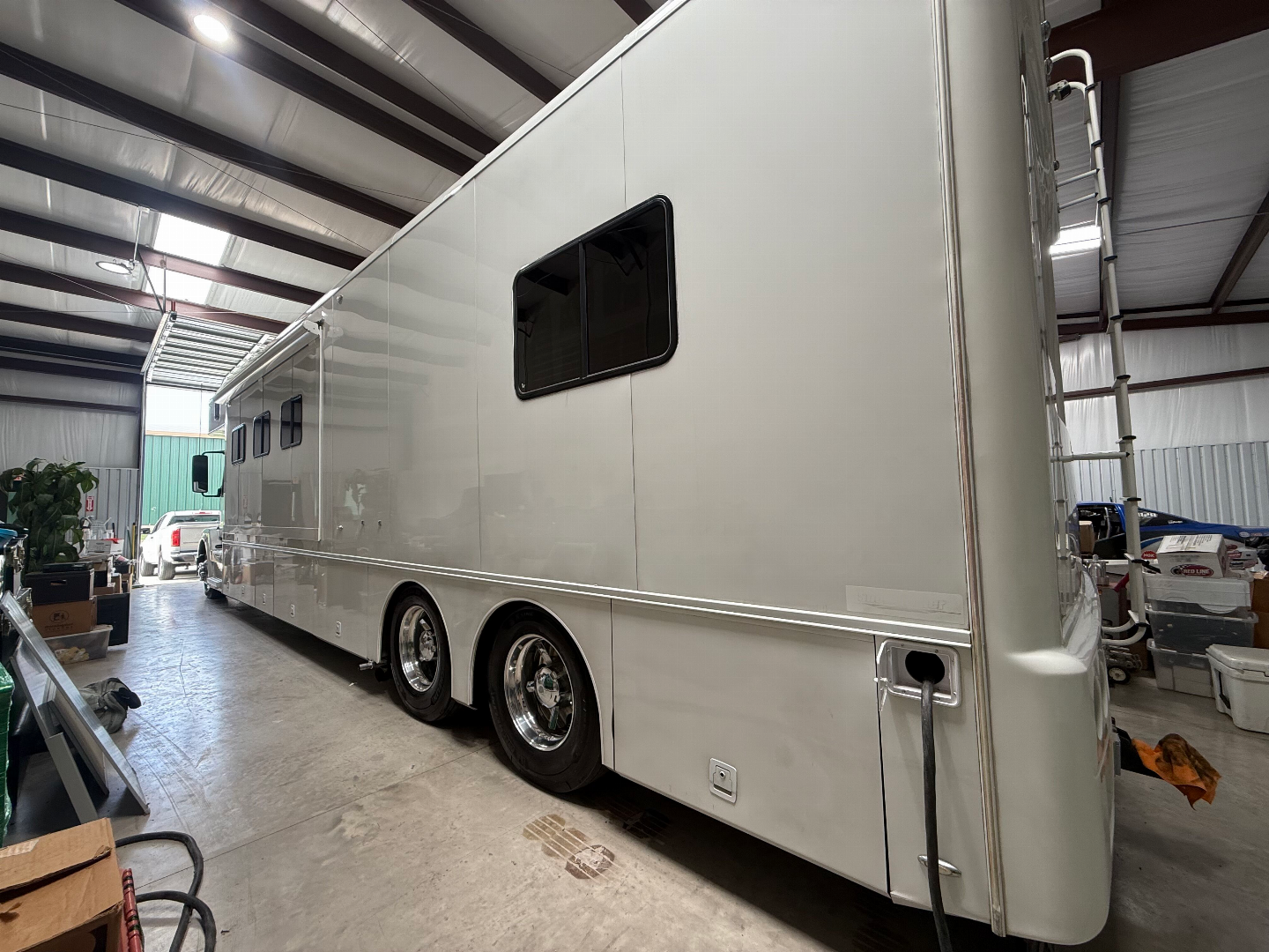 Used 2010 Showhauler 45’ Tandem Axle Motorcoach