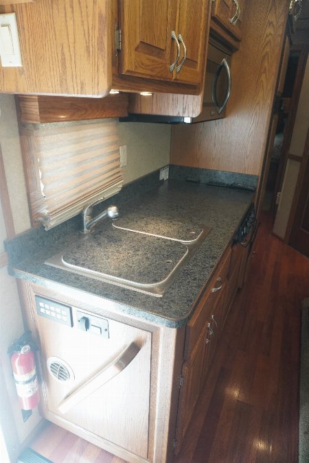 Used 2010 Showhauler 45’ Tandem Axle Motorcoach