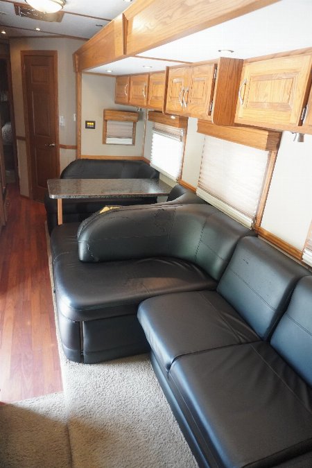 Used 2010 Showhauler 45’ Tandem Axle Motorcoach