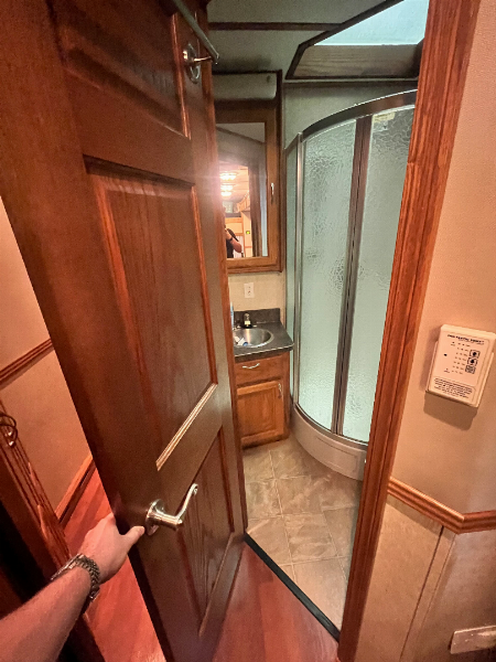 Used 2010 Showhauler 45’ Tandem Axle Motorcoach