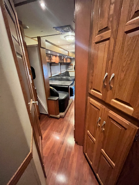 Used 2010 Showhauler 45’ Tandem Axle Motorcoach
