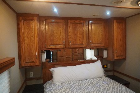 Used 2010 Showhauler 45’ Tandem Axle Motorcoach