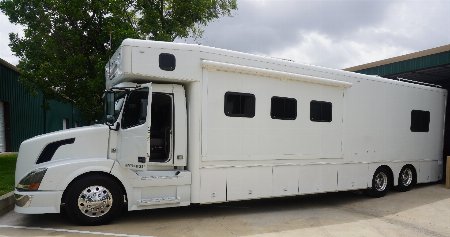 Used 2010 Showhauler 45’ Tandem Axle Motorcoach