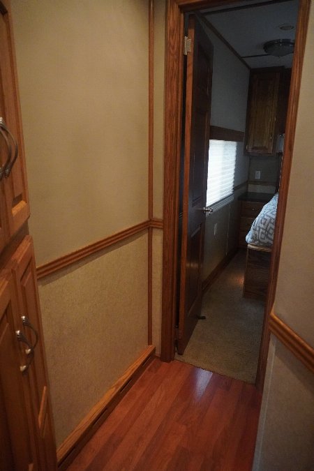 Used 2010 Showhauler 45’ Tandem Axle Motorcoach