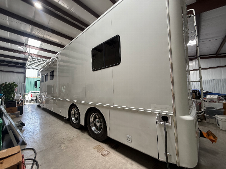 Used 2010 Showhauler 45’ Tandem Axle Motorcoach