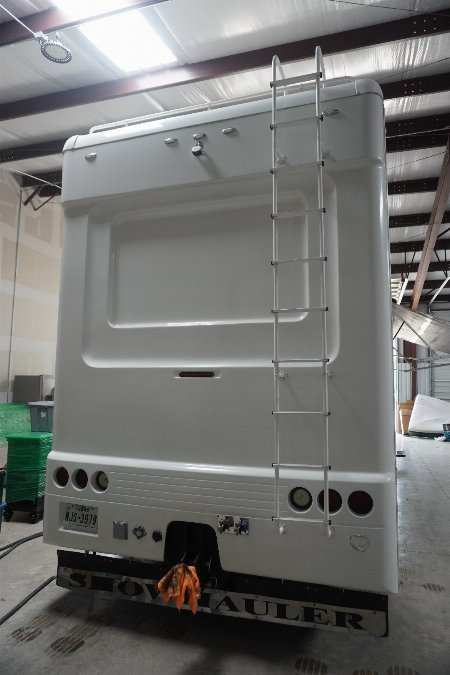 Used 2010 Showhauler 45’ Tandem Axle Motorcoach
