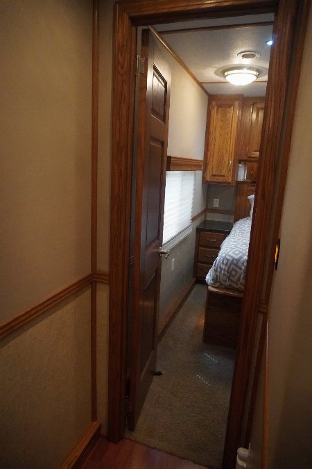 Used 2010 Showhauler 45’ Tandem Axle Motorcoach