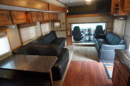 Used 2010 Showhauler 45’ Tandem Axle Motorcoach