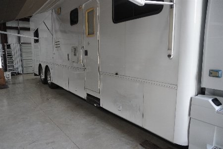Used 2010 Showhauler 45’ Tandem Axle Motorcoach