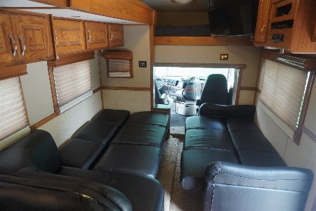 Used 2010 Showhauler 45’ Tandem Axle Motorcoach