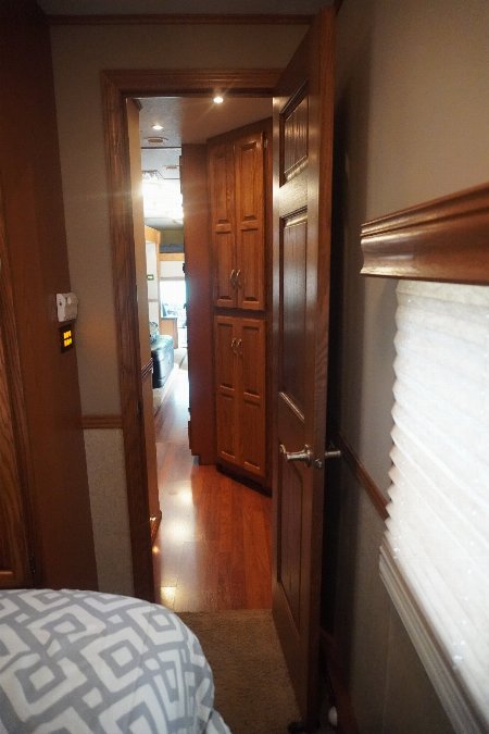 Used 2010 Showhauler 45’ Tandem Axle Motorcoach