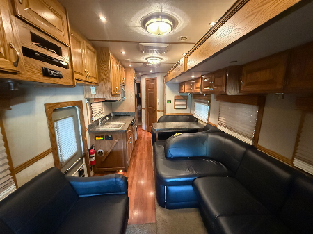 Used 2010 Showhauler 45’ Tandem Axle Motorcoach
