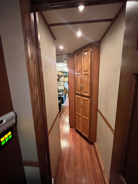 Used 2010 Showhauler 45’ Tandem Axle Motorcoach