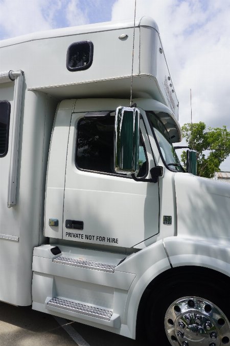 Used 2010 Showhauler 45’ Tandem Axle Motorcoach