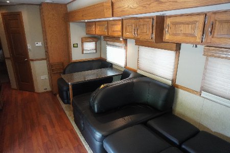 Used 2010 Showhauler 45’ Tandem Axle Motorcoach