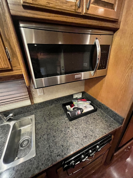 Used 2010 Showhauler 45’ Tandem Axle Motorcoach
