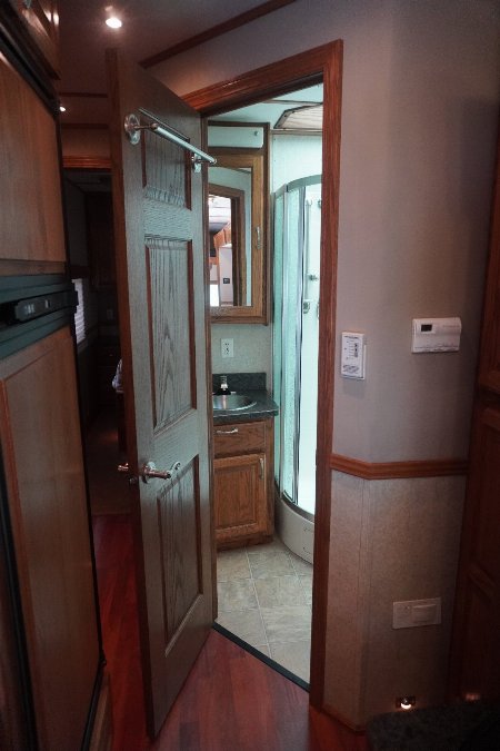 Used 2010 Showhauler 45’ Tandem Axle Motorcoach