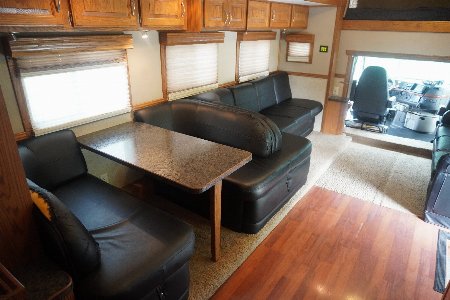 Used 2010 Showhauler 45’ Tandem Axle Motorcoach