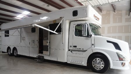 Used 2010 Showhauler 45’ Tandem Axle Motorcoach