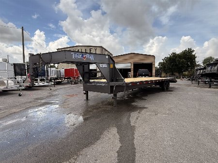New 2025 Texas Bragg Trailers Gooseneck 25+5 with Mega Ramps
