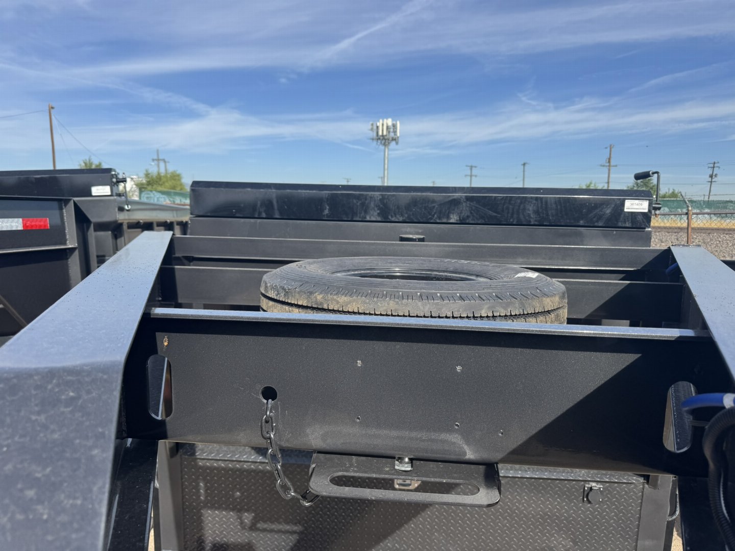 New 2025 Load Trail 83-14 Gooseneck Dump W/ Hydradulic Jacks