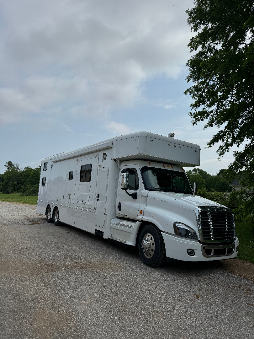 Used 2012 Showhauler 45’ Tandem Axle Motorcoach