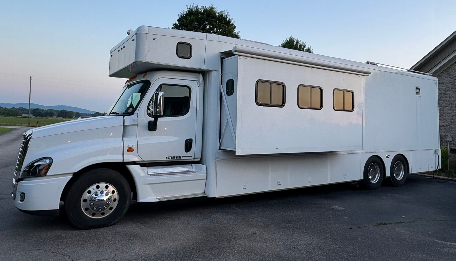 Used 2012 Showhauler 45’ Tandem Axle Motorcoach