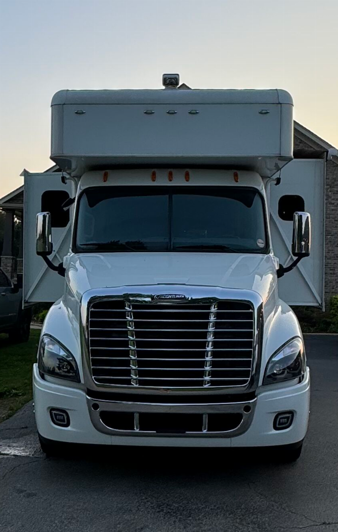Used 2012 Showhauler 45’ Tandem Axle Motorcoach