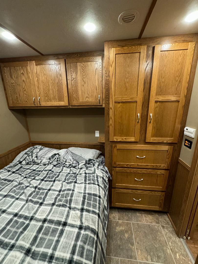 Used 2012 Showhauler 45’ Tandem Axle Motorcoach