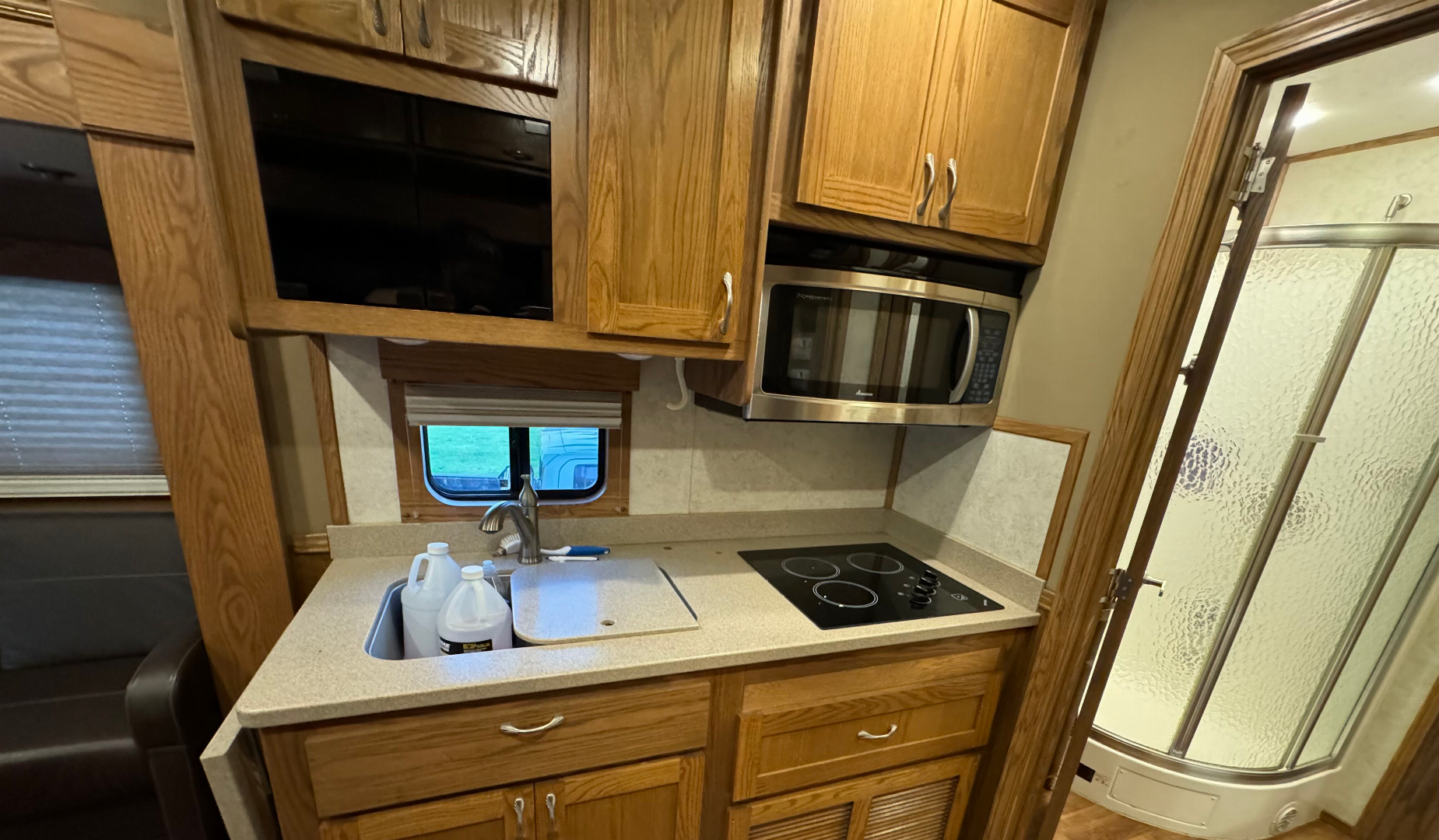 Used 2012 Showhauler 45’ Tandem Axle Motorcoach