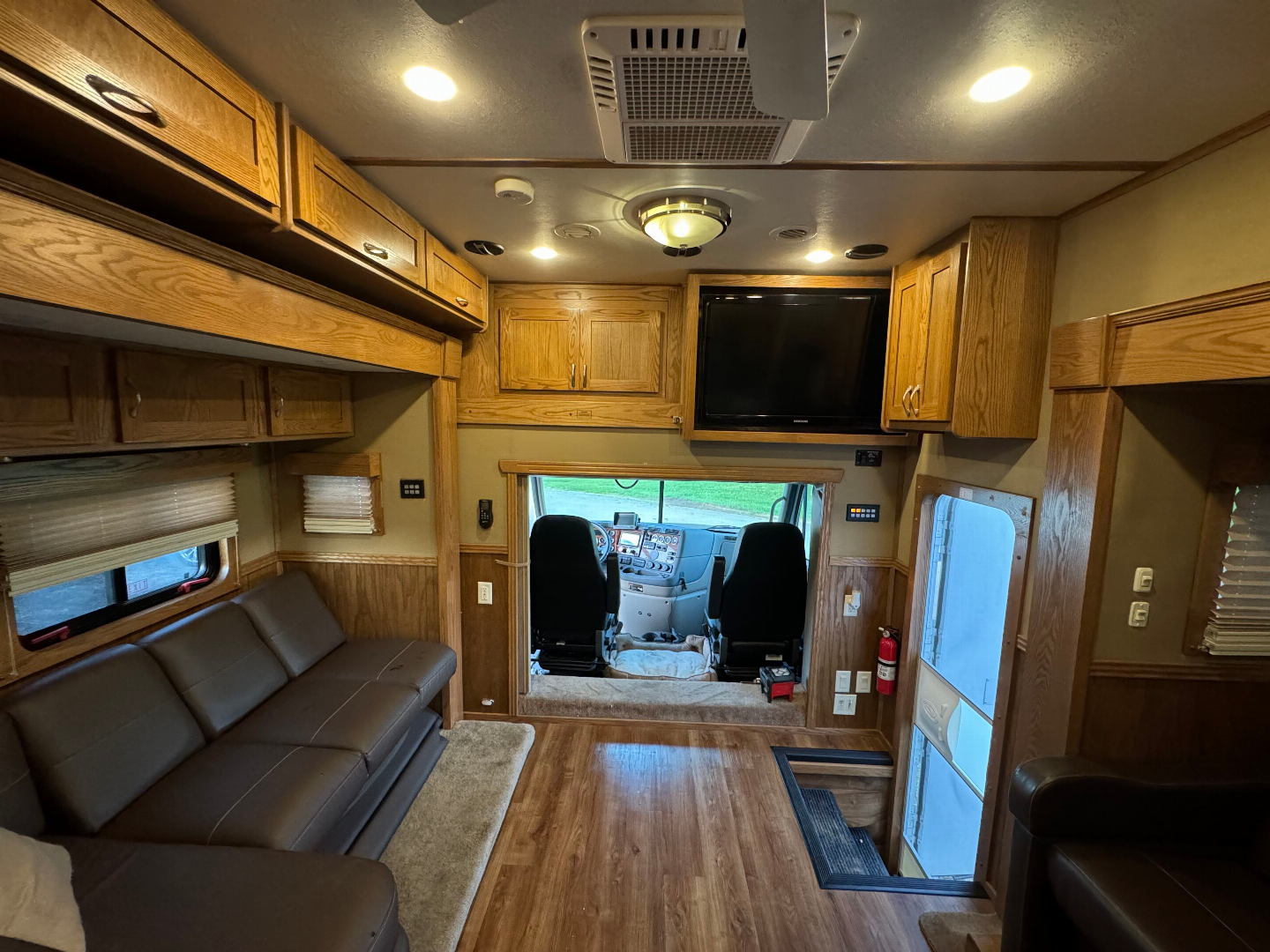 Used 2012 Showhauler 45’ Tandem Axle Motorcoach