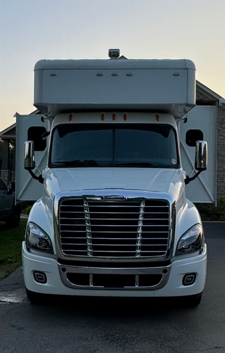 Used 2012 Showhauler 45’ Tandem Axle Motorcoach