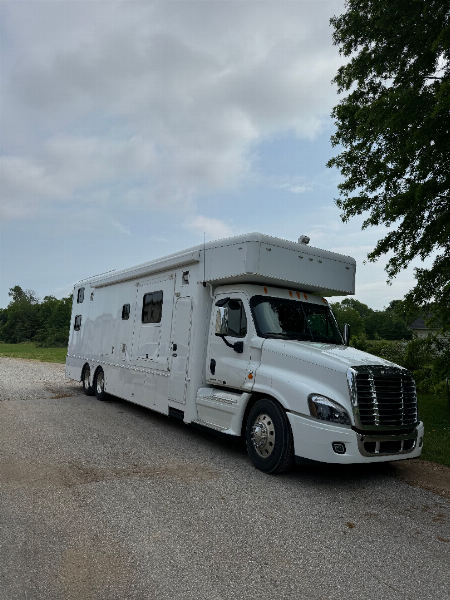Used 2012 Showhauler 45’ Tandem Axle Motorcoach