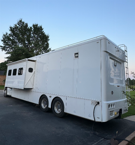 Used 2012 Showhauler 45’ Tandem Axle Motorcoach