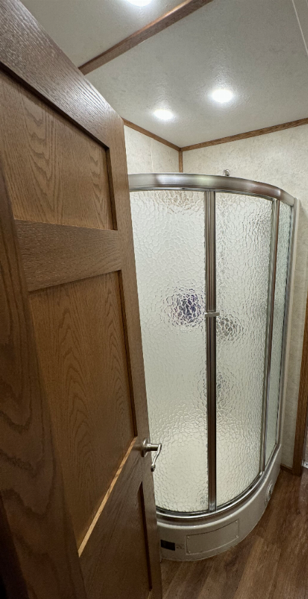 Used 2012 Showhauler 45’ Tandem Axle Motorcoach