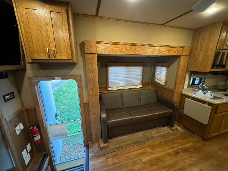 Used 2012 Showhauler 45’ Tandem Axle Motorcoach